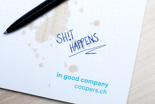 Nozitblock auf dem steht "Sh!t happens" mit Kaffeeflecken
