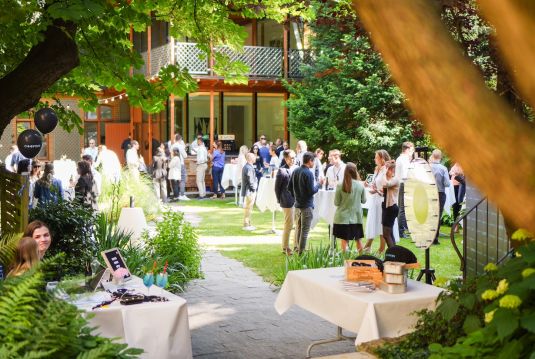 Ein Fest in einem grünen Garten