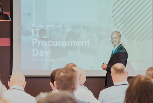 IT Procurement Day | Coopers Group Ein Saal mit Menschen in dem ein Vortrag gehalten wird.