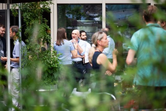 Blog Networking 101 | Coopers Group Personen an einem Netzwerkanlass.