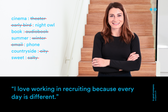 Links Text und rechts eine Frau mit Blick zur Kamera.