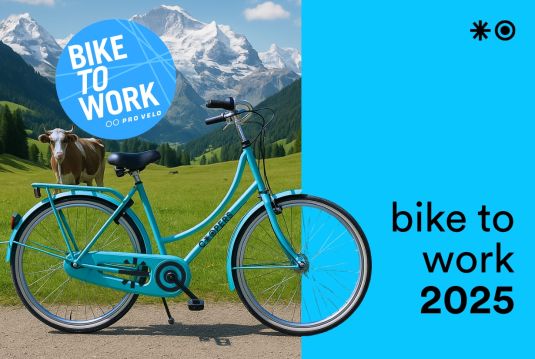 Türkises Velo vor Alpenpanorama mit Kuh, daneben das Logo von "bike to work" und der Schriftzug "bike to work 2025" auf blauem Hintergrund.
