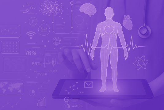 Digitale Gesundheitsanalyse mit Tablet: Visualisierung eines menschlichen Körpers und medizinischer Daten.