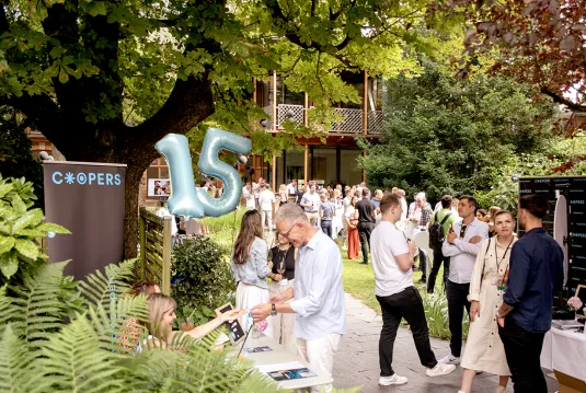 Gäste beim Coopers Sommer Apéro 2025 im Garten der Orangerie Basel