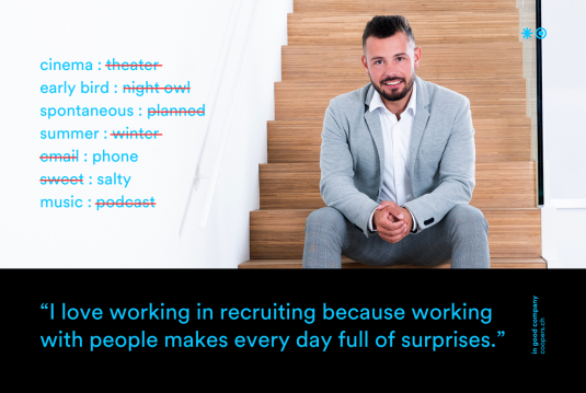 Links Text und rechts ein Mann mit Blick zur Kamera.