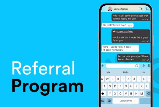 Visual eines Smartphone-Chats mit Textnachrichten, daneben steht „Referral Program“.