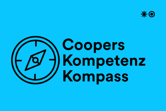 Icon von einem Kompass auf Cyan-farbigem Hintergrund mit dem Titel "Coopers Kompetenz Kompass 