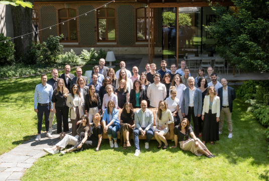 Gruppenfoto der Coopers im sonnigen Garten