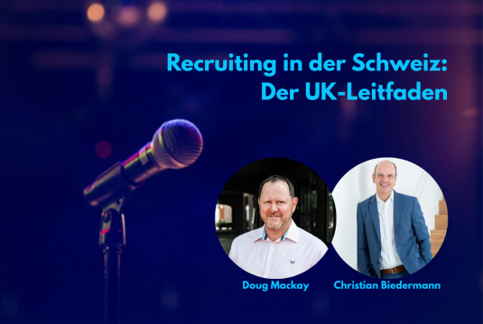 Blog Header: „Recruiting in der Schweiz: Der UK-Leitfaden" mit Porträts von Doug Mackay und Christian Biedermann vor Mikrofon-Silhouette.