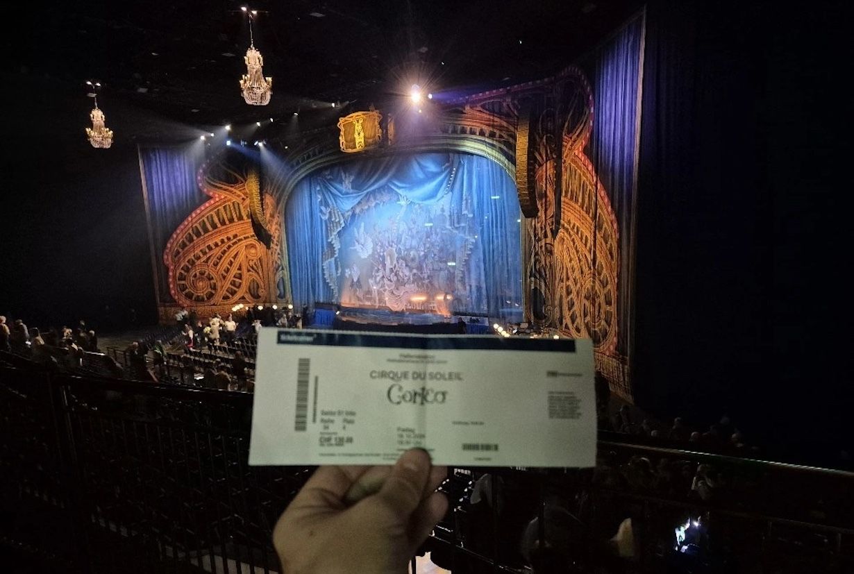 Mann mit Eintrittskarte vor der Bühne des Cirque du Soleil