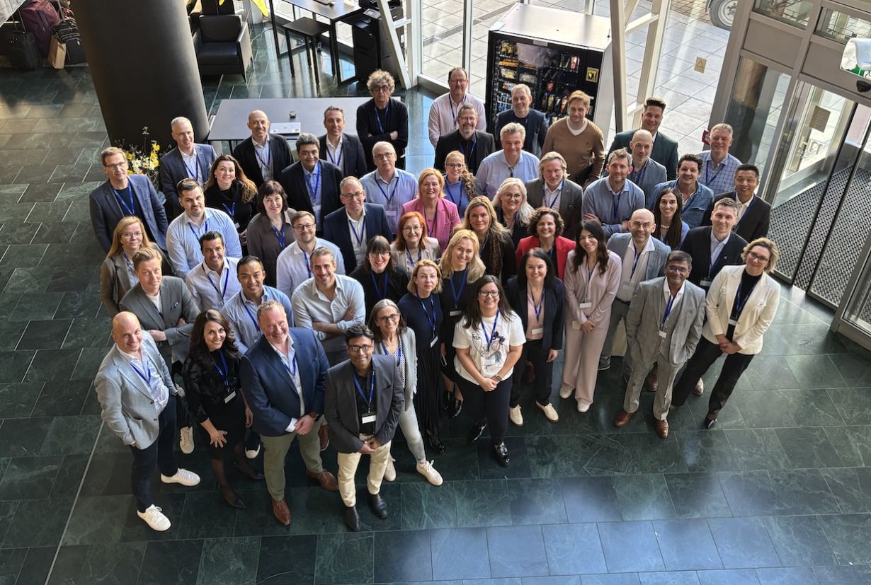 Gruppenfoto der internationalen Teilnehmer:innen des Talentor Partner Meetings 2025 in Prag – viele Recruiting-Profis aus aller Welt, vereint unter einem Dach für Austausch, Innovation und Zusammenarbeit.