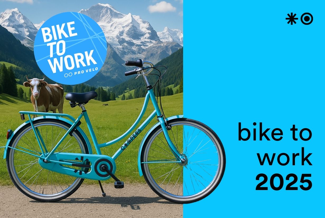 Türkises Velo vor Alpenpanorama mit Kuh, daneben das Logo von "bike to work" und der Schriftzug "bike to work 2025" auf blauem Hintergrund.
