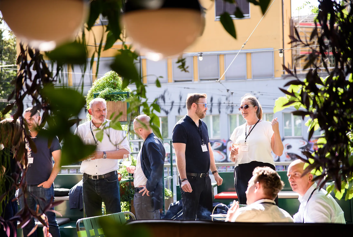 Vortrag beim IT Procurement Day 2025 in Zürich mit aufmerksamem Publikum in moderner Eventlocation.