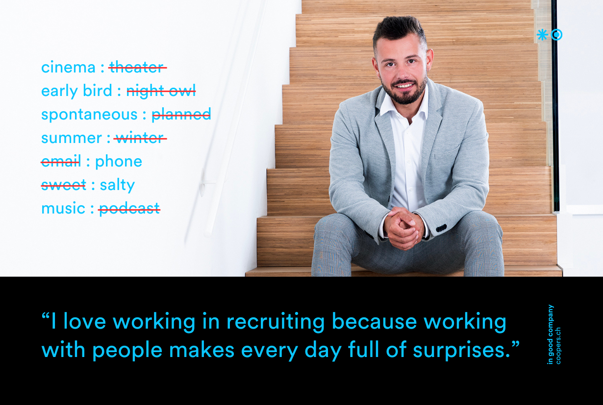 Links Text und rechts ein Mann mit Blick zur Kamera.