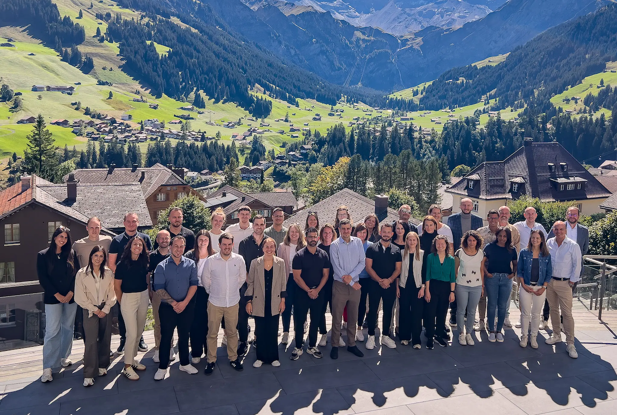 Coopers Team Foto vor Alpenpanorama