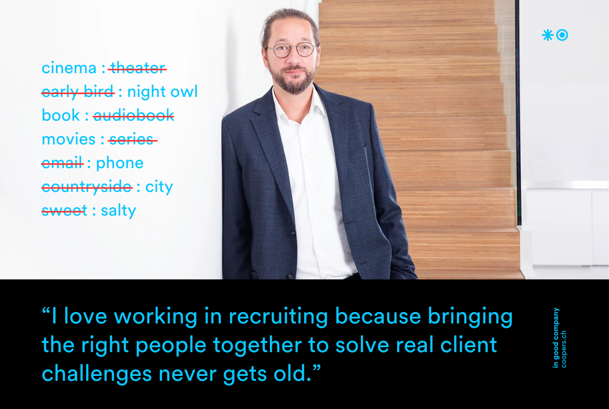 Porträt eines Mannes im Büro mit hervorgehobenen persönlichen Vorlieben und Recruiting-Zitat.