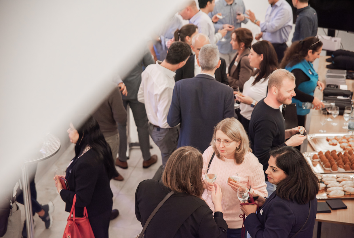 Teilnehmende des Coopers Life Sciences Circle 2025 im Gespräch während des Networking-Apéros in der Orangerie Basel.