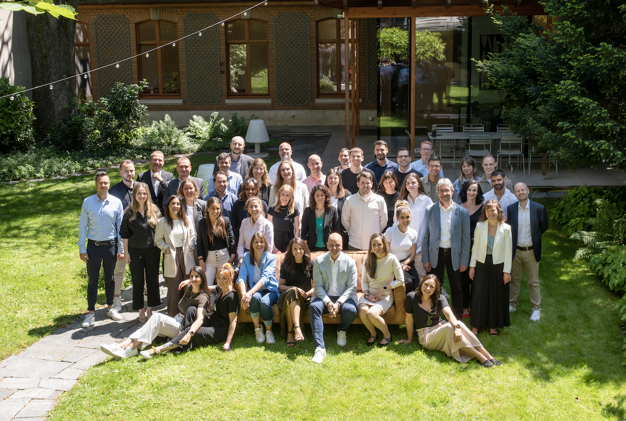 Gruppenfoto der Coopers im sonnigen Garten