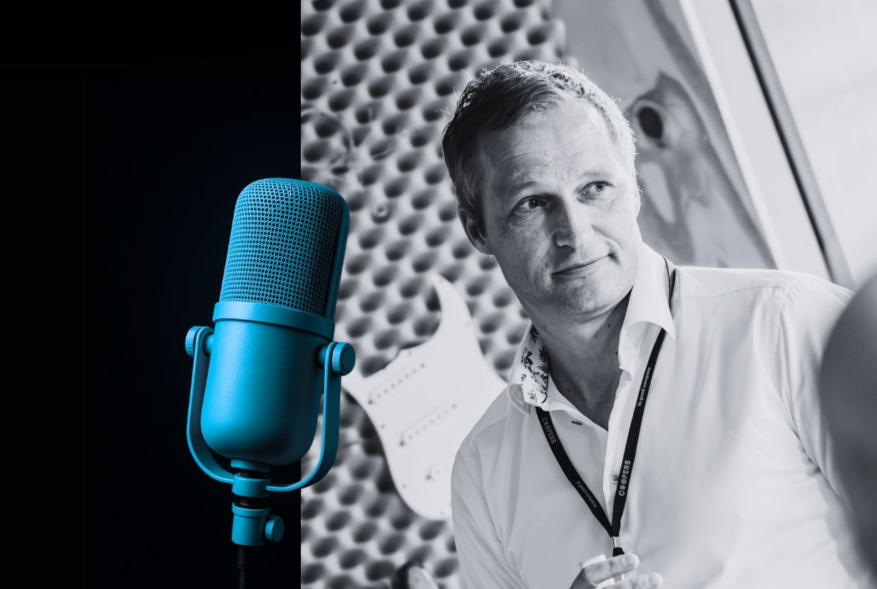 Oliver Kahle in front of a microphone, black-and-white photo