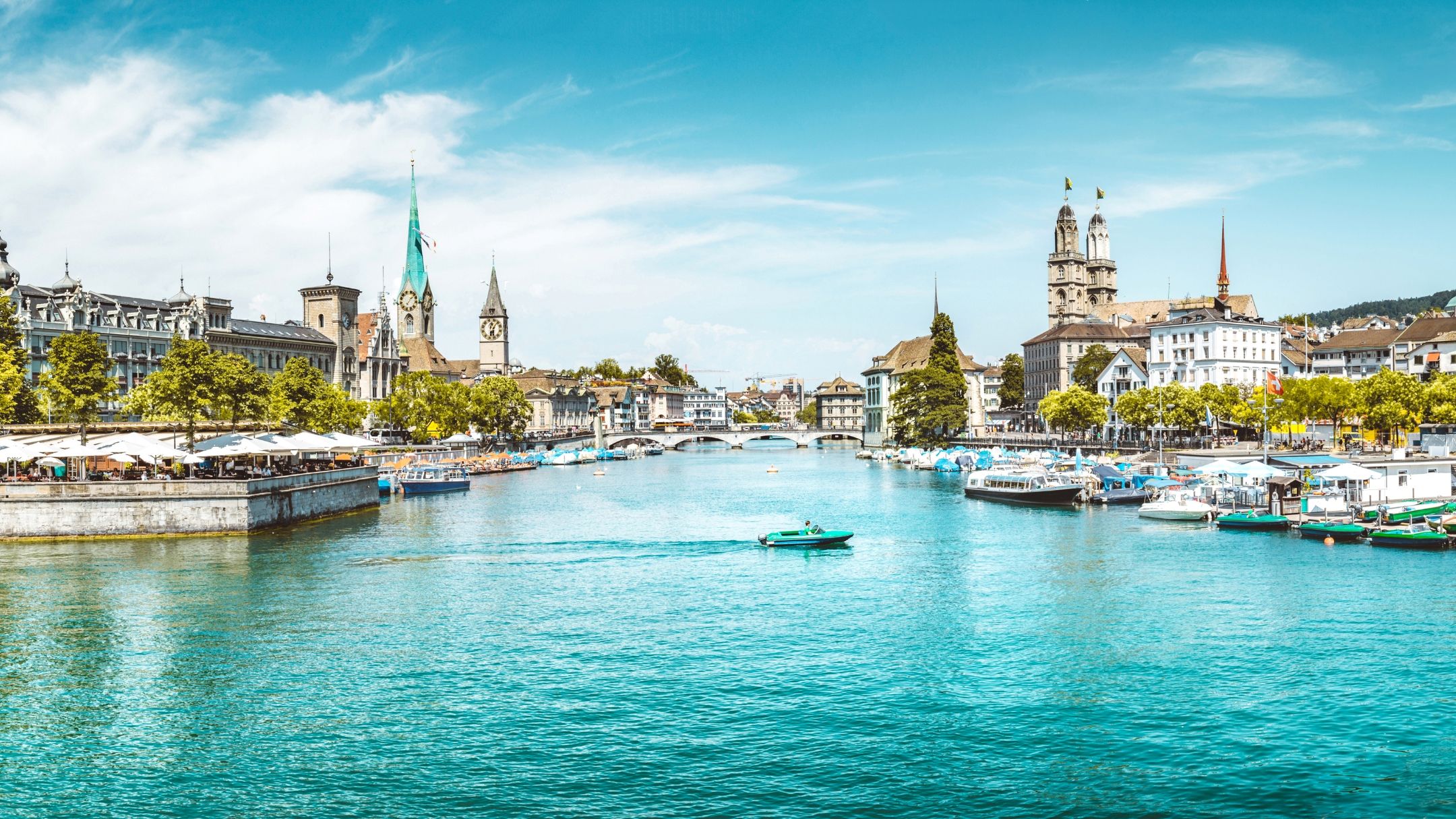 Blick auf den Fluss Limmat, umrahmt mit dem Stadtbild von Zürich.
