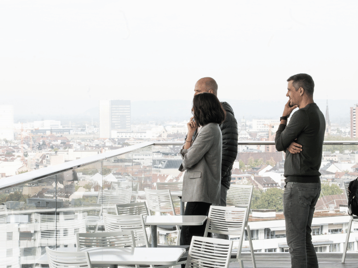 Chris, Denise und Lukas mit Blick über Basel im B1