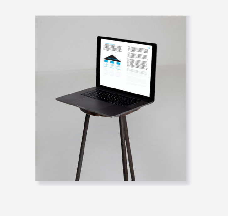 Laptop auf einem Hocker zeigt eine geöffnete PDF-Seite mit dem Drei-Säulen-Modell der Schweizer Sozialversicherung.